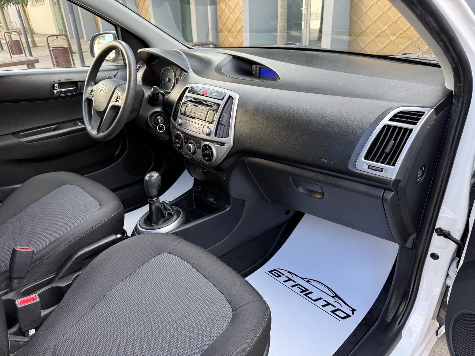 Hyundai i20 1,1 CRDi 2014.god, KLIMA, ALU 15, REG. GODINU DANA, fotografija 14