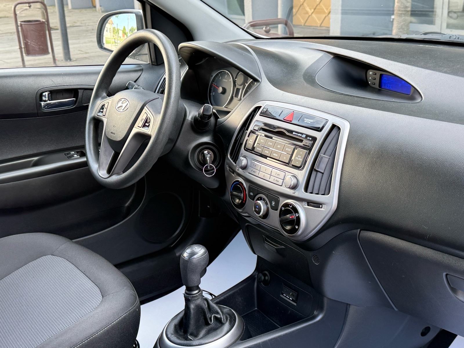 Hyundai i20 1,1 CRDi 2014.god, KLIMA, ALU 15, REG. GODINU DANA, fotografija 15