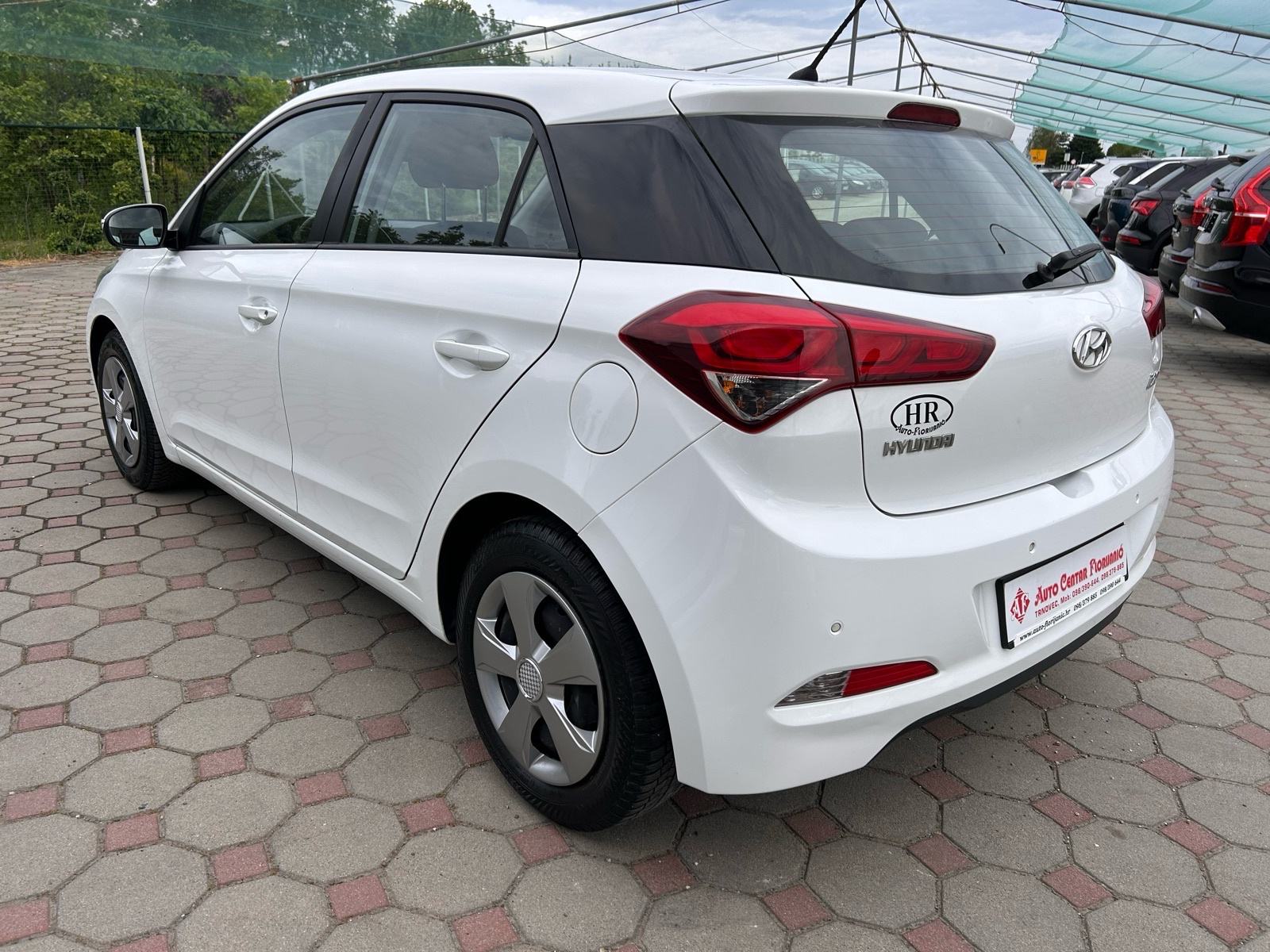 Hyundai i20 1,1 CRDi 2016.,SERVISNA, PARK SENZ.,KLIMA, CAR PASS, fotografija 5