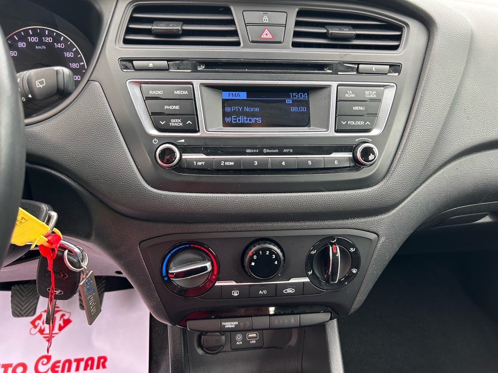 Hyundai i20 1,1 CRDi 2016.,SERVISNA, PARK SENZ.,KLIMA, CAR PASS, fotografija 15