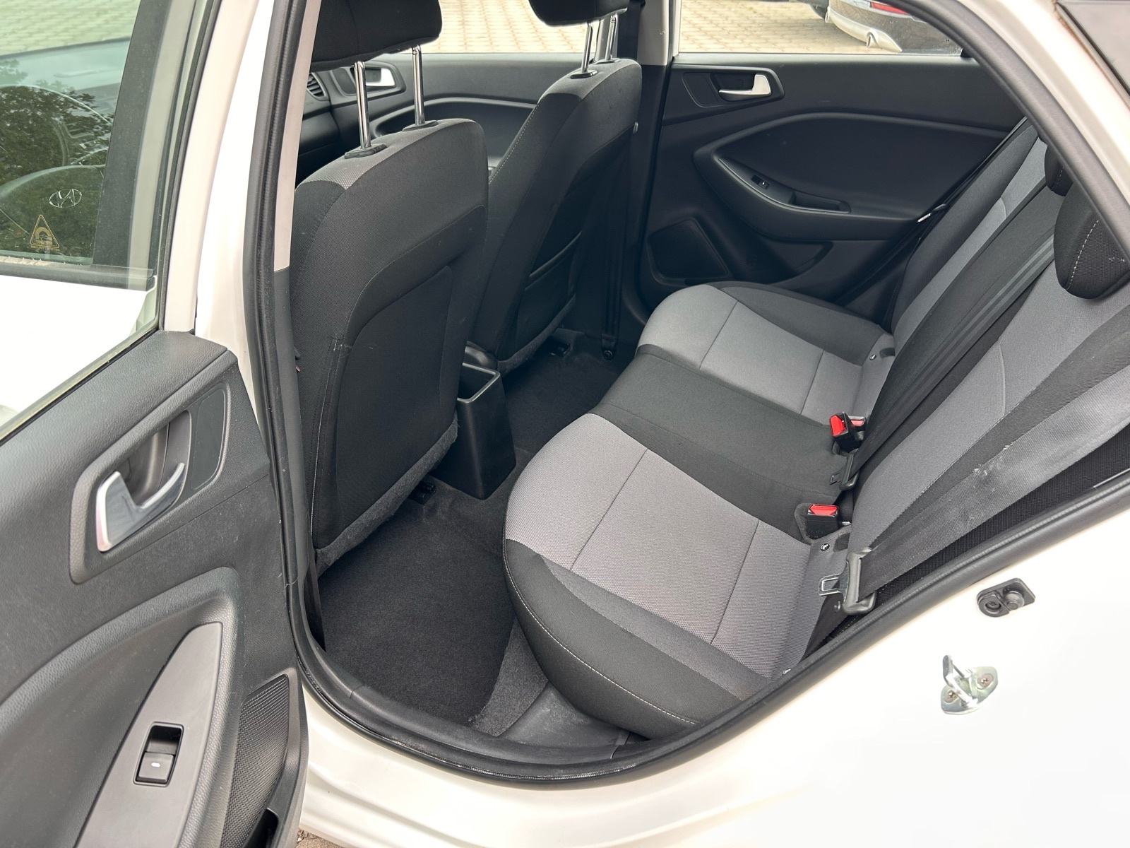 Hyundai i20 1,1 CRDi 2016.,SERVISNA, PARK SENZ.,KLIMA, CAR PASS, fotografija 13
