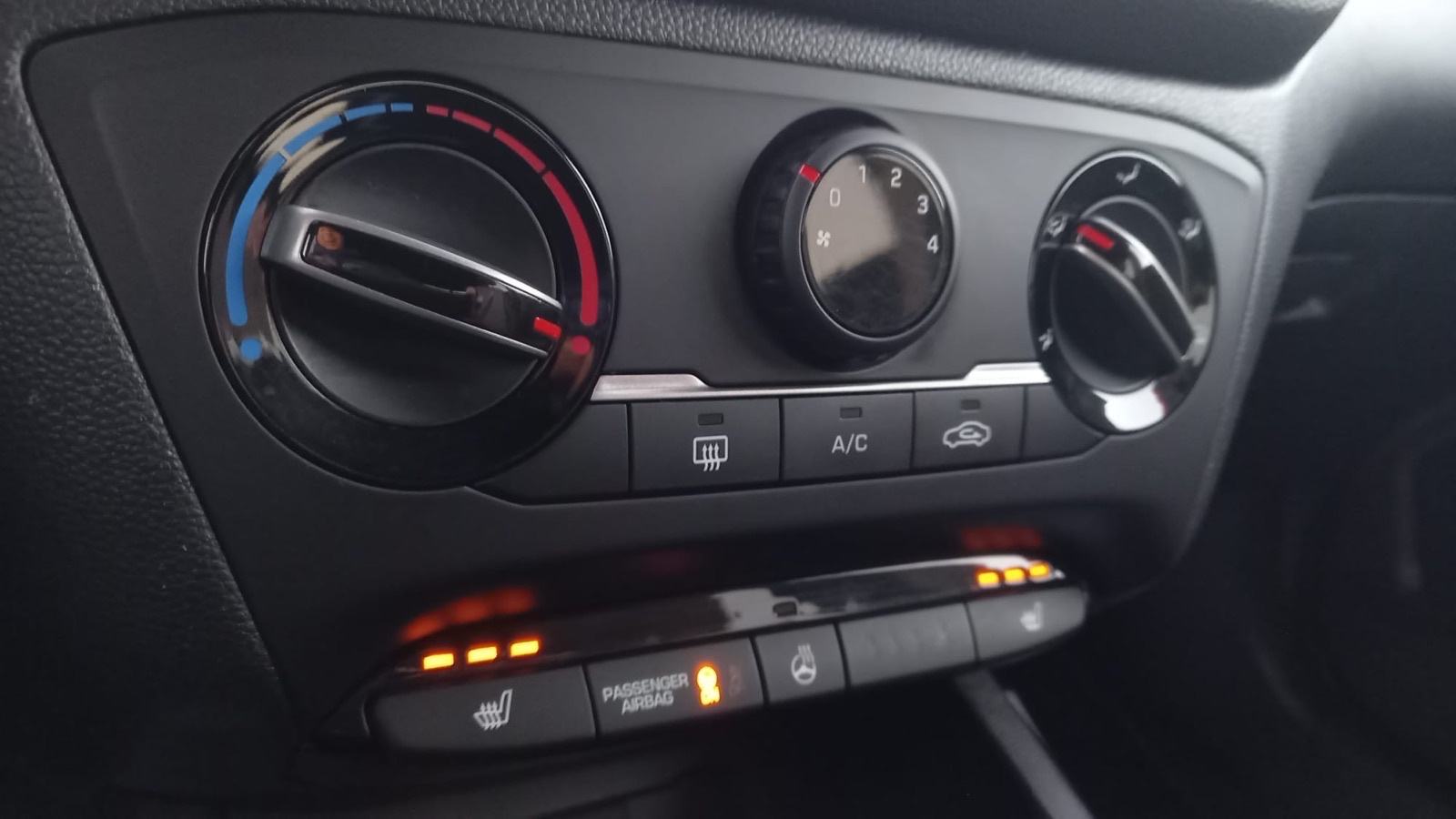 Hyundai i20 1,1 CRDi -GO/ GRIJANA SJEDALA KLIMA MALI SERVIS NAPRAVLJEN, fotografija 7