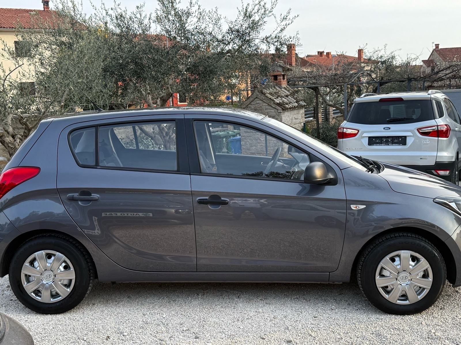HYUNDAI i20 1.1 CRDi *na ime kupca do registracije*, fotografija 9