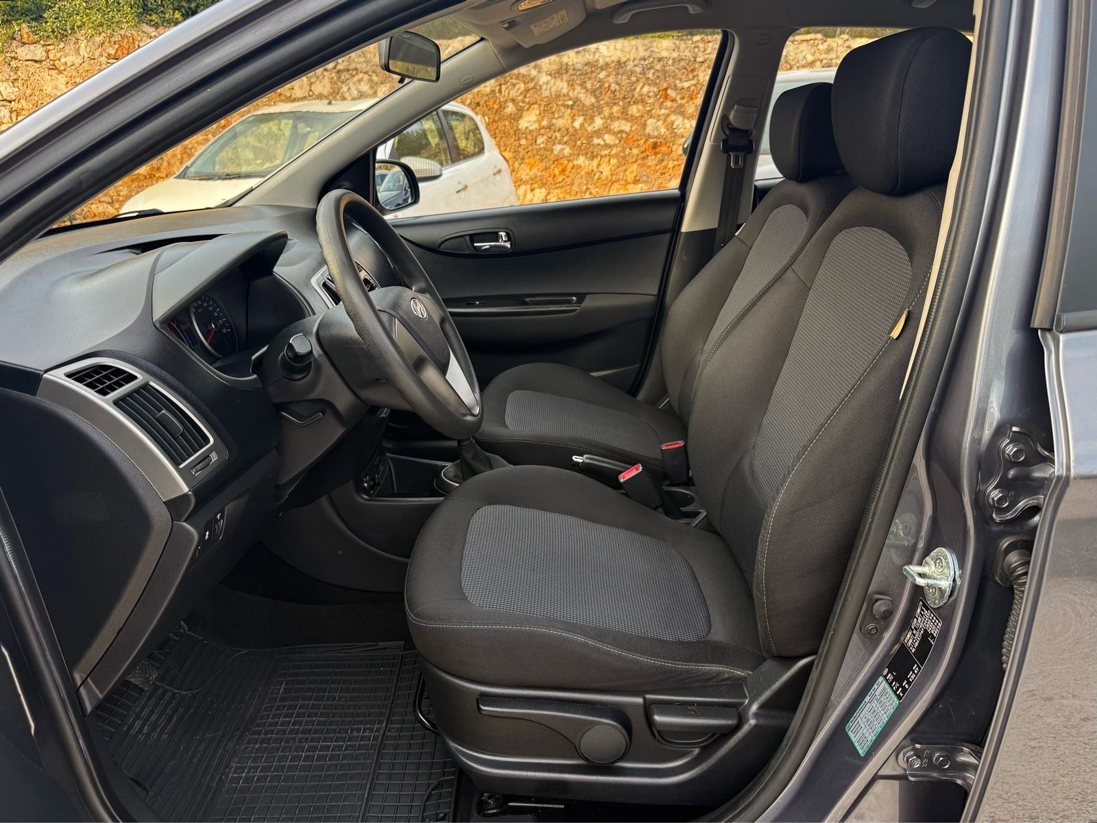HYUNDAI i20 1.1 CRDi *na ime kupca do registracije*, fotografija 14