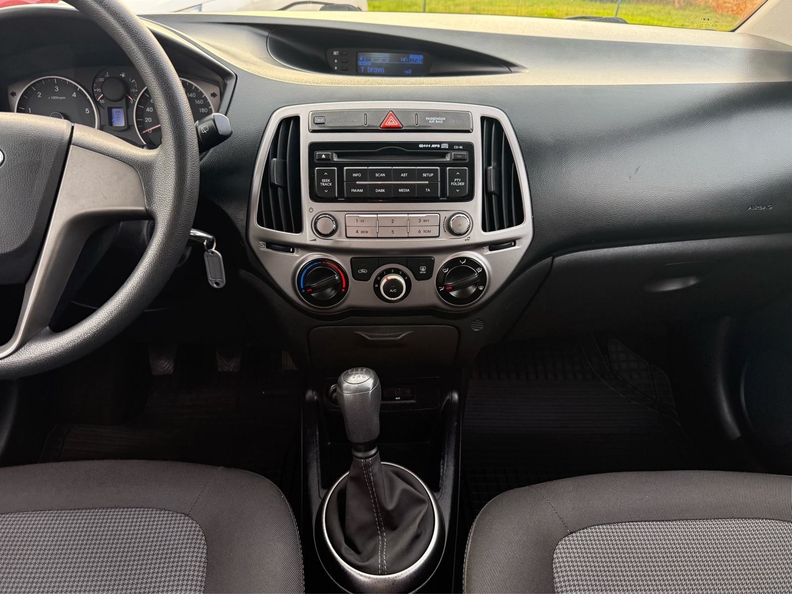 HYUNDAI i20 1.1 CRDi *na ime kupca do registracije*, fotografija 17