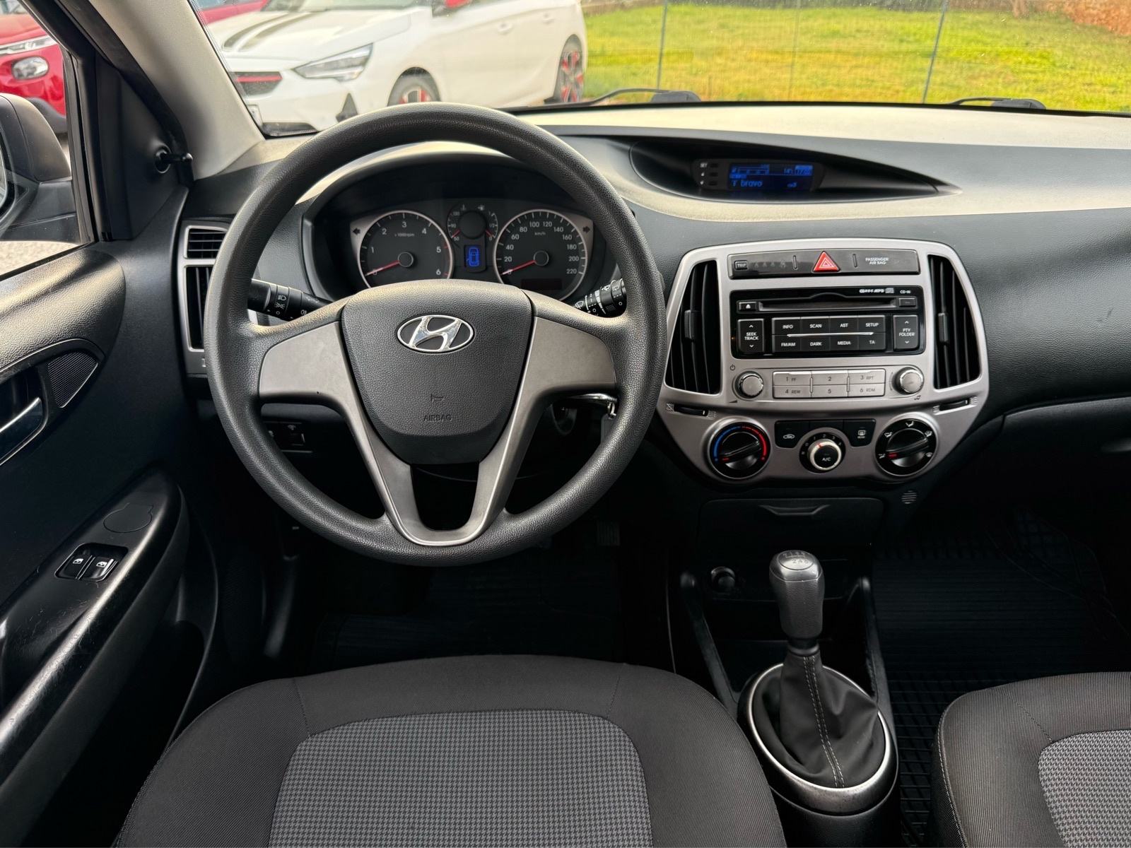 HYUNDAI i20 1.1 CRDi *na ime kupca do registracije*, fotografija 16