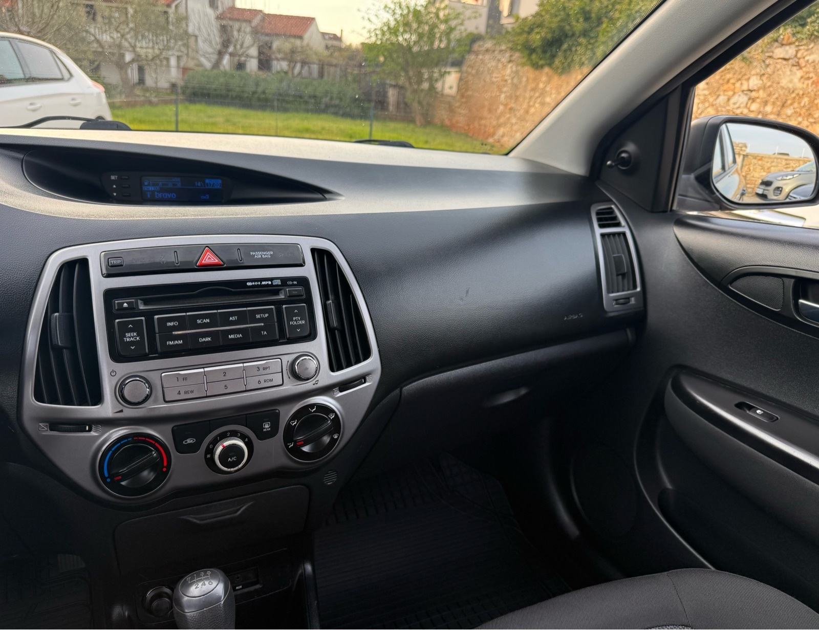 HYUNDAI i20 1.1 CRDi *na ime kupca do registracije*, fotografija 19