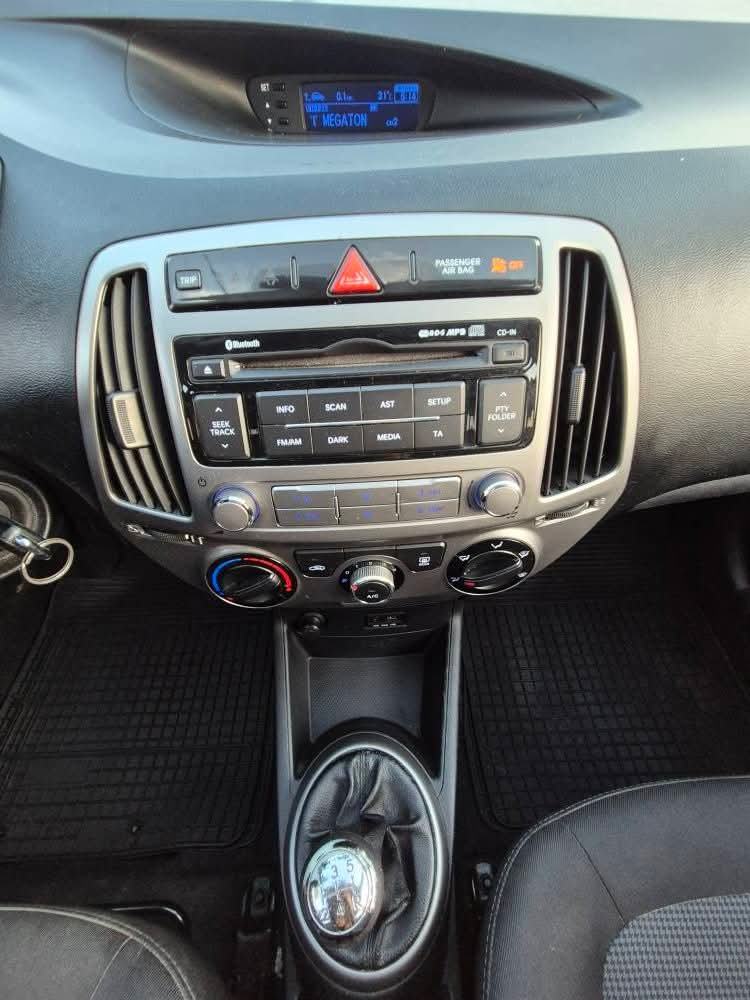 Hyundai i20 1,2 16v,i-Like,servisiran,odlično stanje,atraktivan, fotografija 12