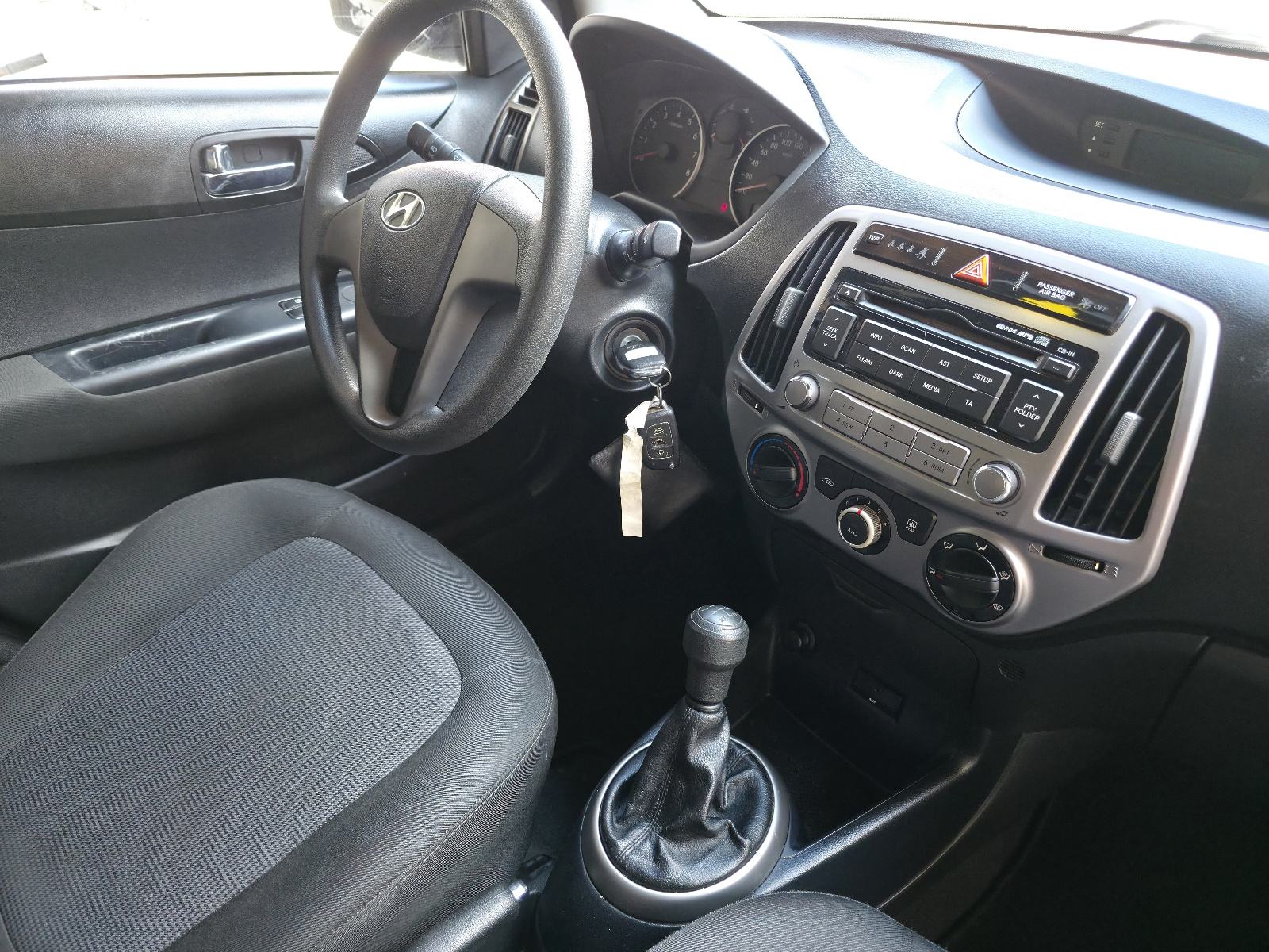 Hyundai i20 1,2 benzin #100000 km# fifa world cup edition 2014 godina, fotografija 11