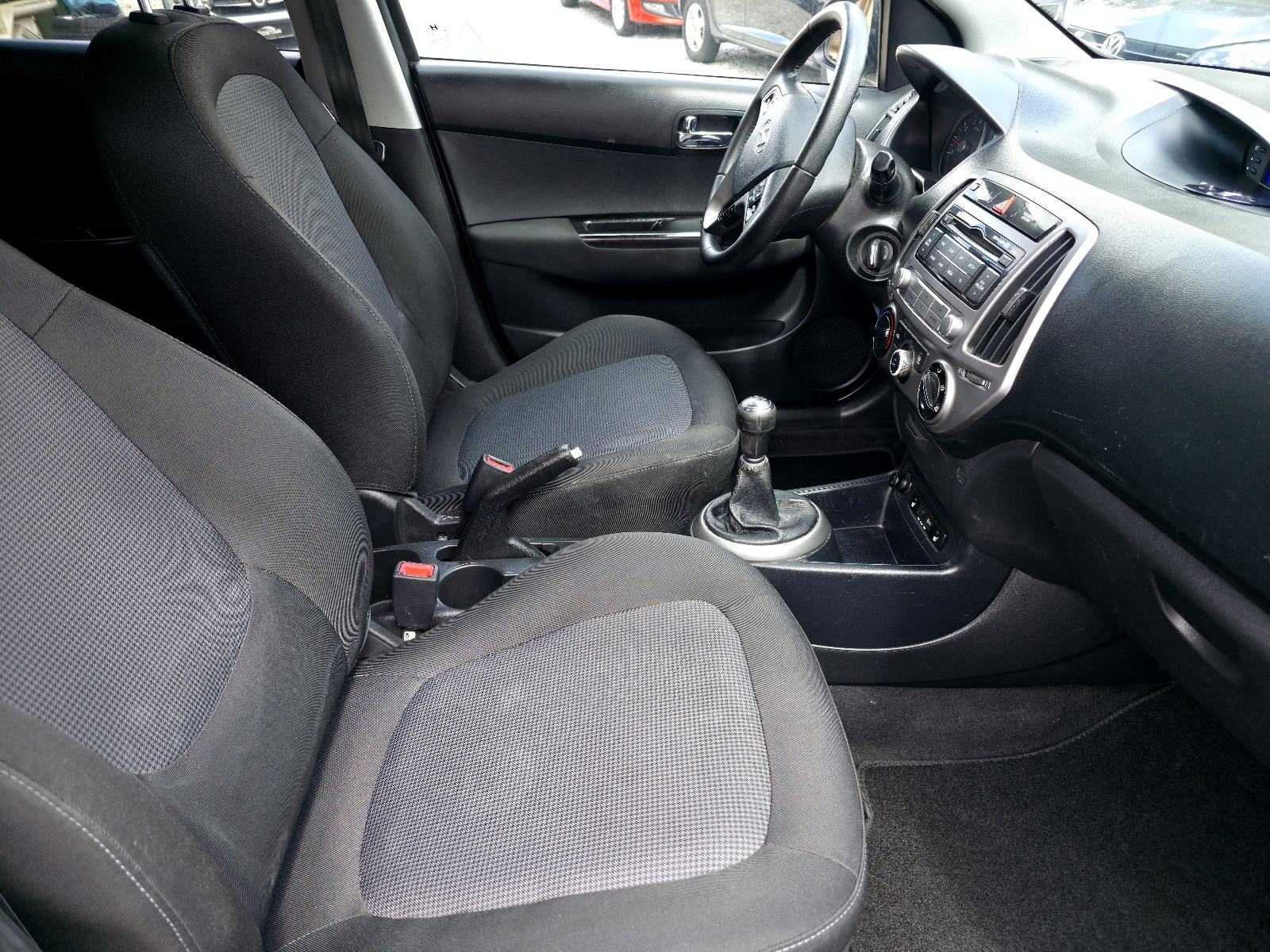 Hyundai i20 1,2 benzin 2014. Led,park senzori, temp.gr.sjedala..., fotografija 13