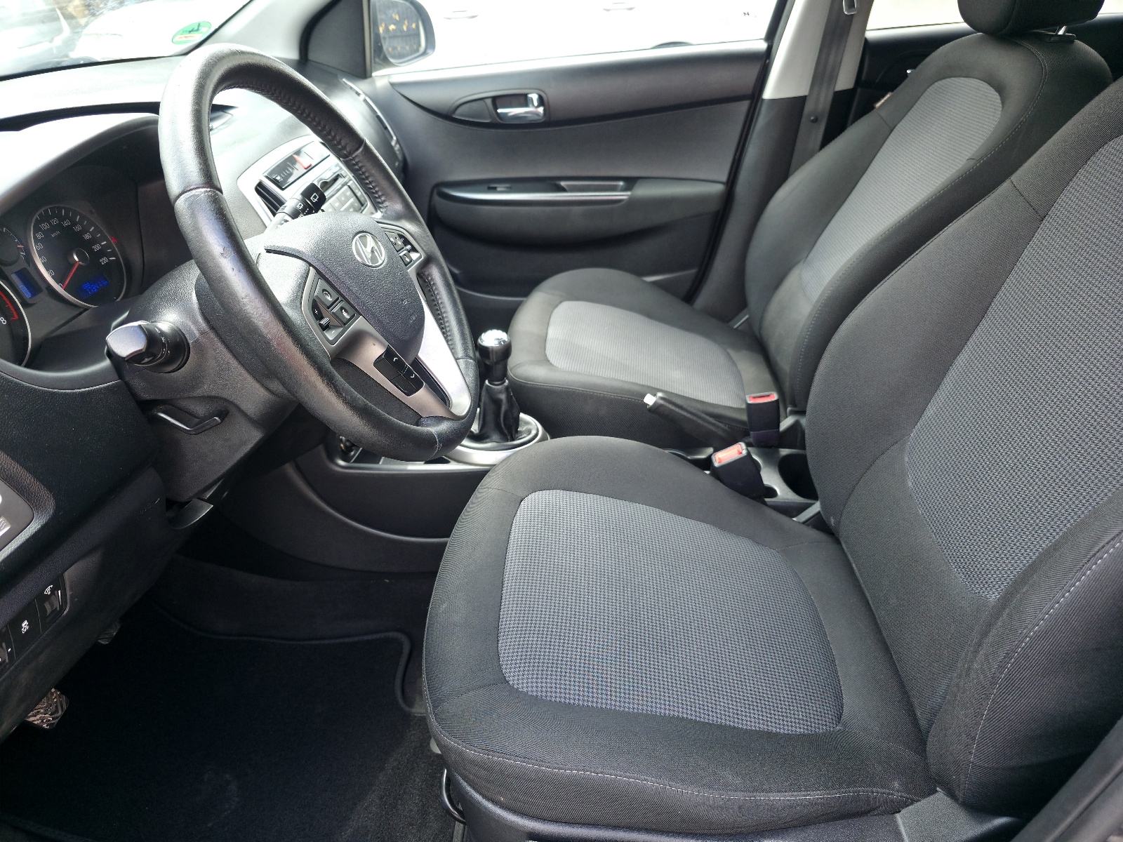 Hyundai i20 1,2 benzin 2014. Led,park senzori, temp.gr.sjedala..., fotografija 17