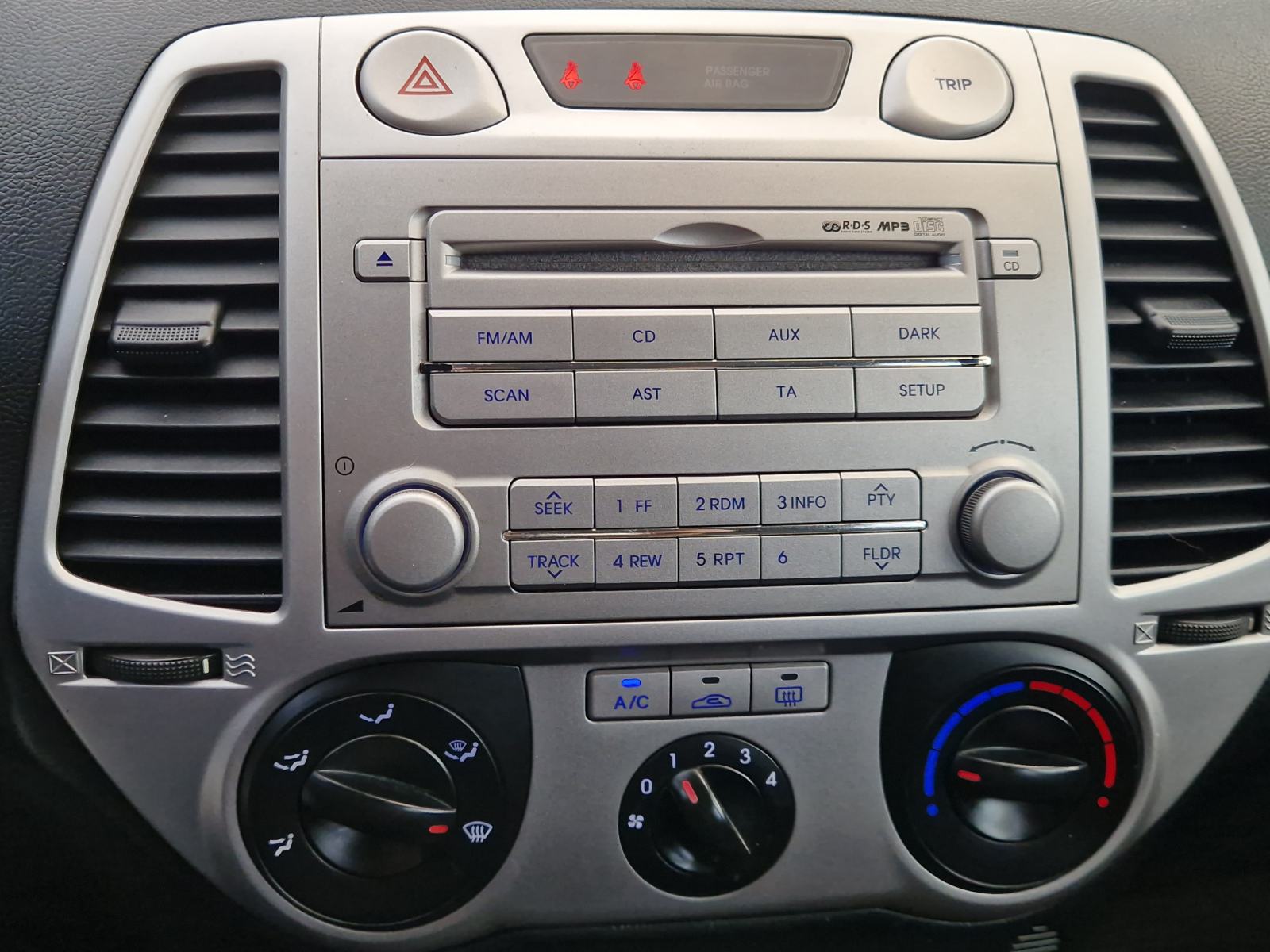 Hyundai i20 1,2 klima KARTICE 36 MJ, fotografija 10