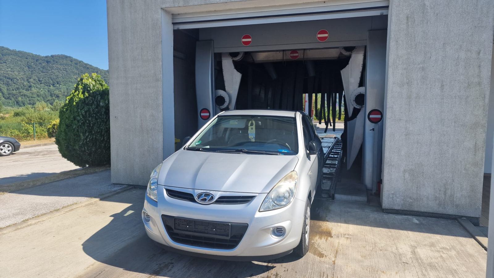 Hyundai i20 1,2 RIJEDAK KOMPAKT MODEL ,8 guma;;JAKO MALO KM 134.000, fotografija 3