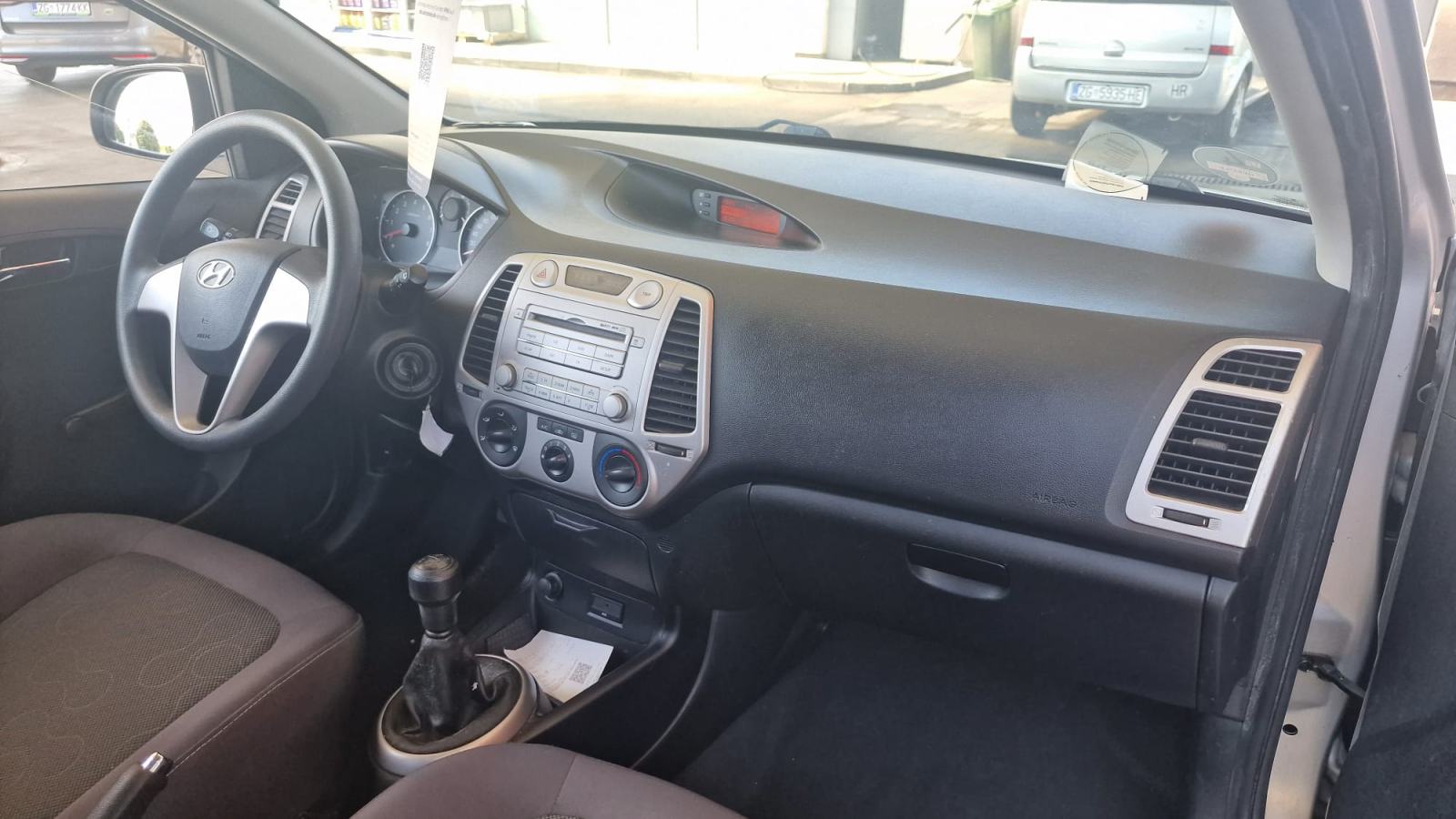 Hyundai i20 1,2 RIJEDAK KOMPAKT MODEL ,8 guma;;JAKO MALO KM 134.000, fotografija 9