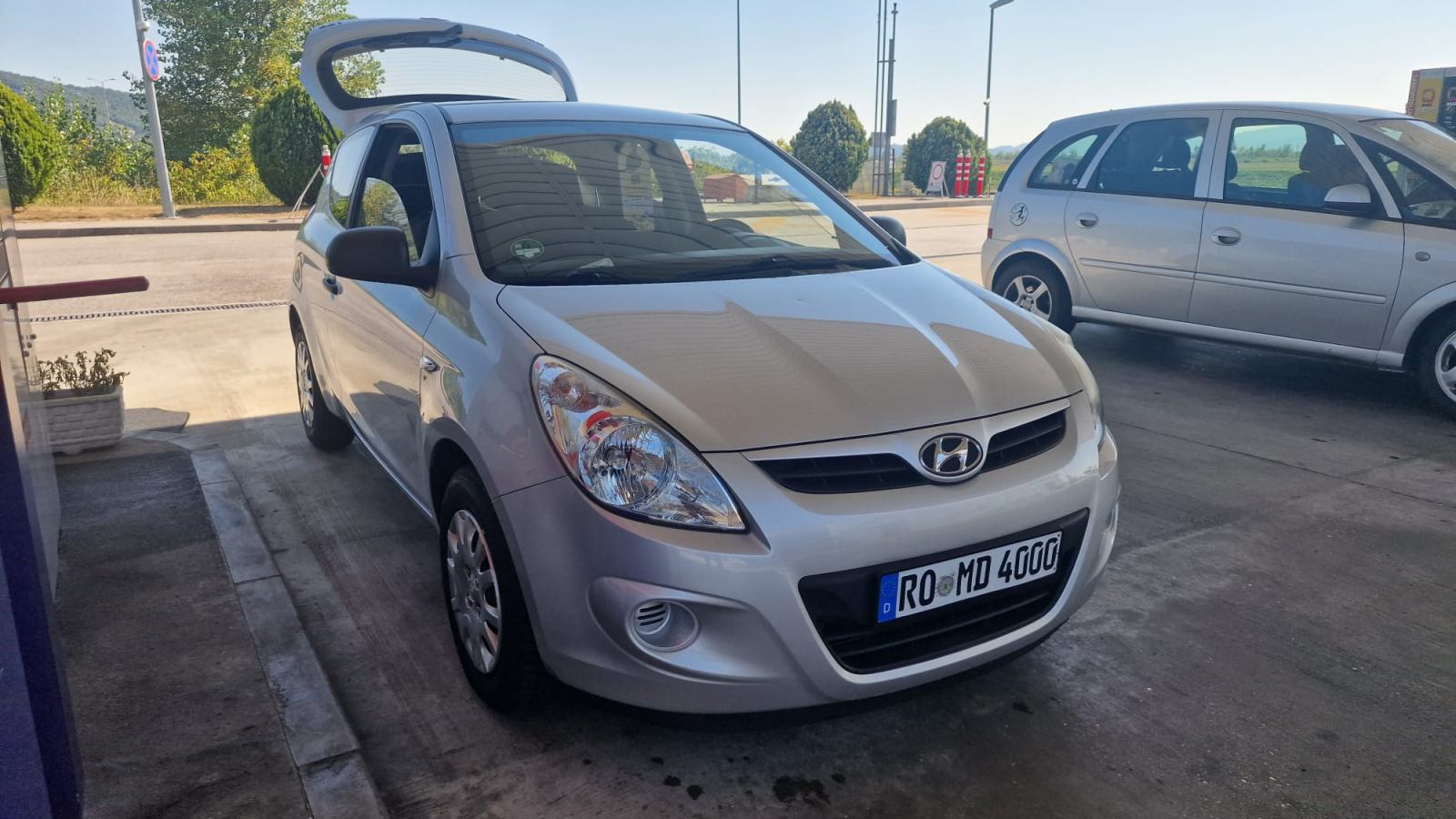 Hyundai i20 1,2 RIJEDAK KOMPAKT MODEL ,8 guma;;JAKO MALO KM 134.000, fotografija 4