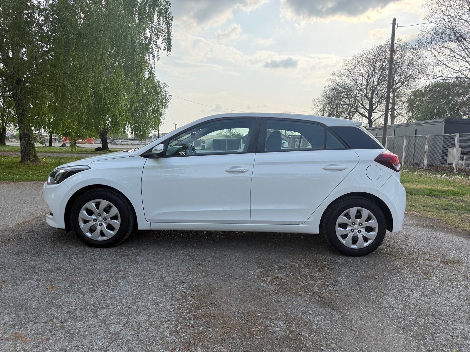 Hyundai i20 1,25-PRVI VLASNIK-100 000 km-KLIMA, fotografija 2