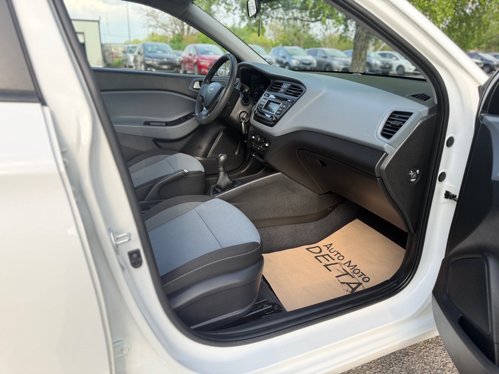 Hyundai i20 1,25-PRVI VLASNIK-100 000 km-KLIMA, fotografija 17