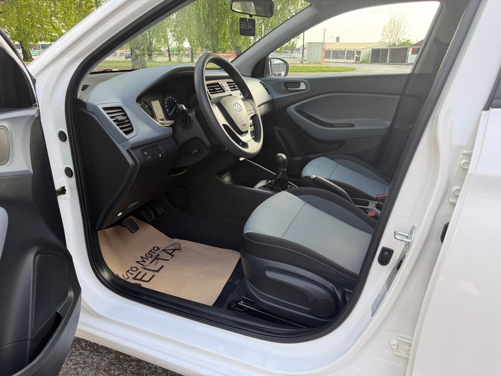 Hyundai i20 1,25-PRVI VLASNIK-100 000 km-KLIMA, fotografija 11