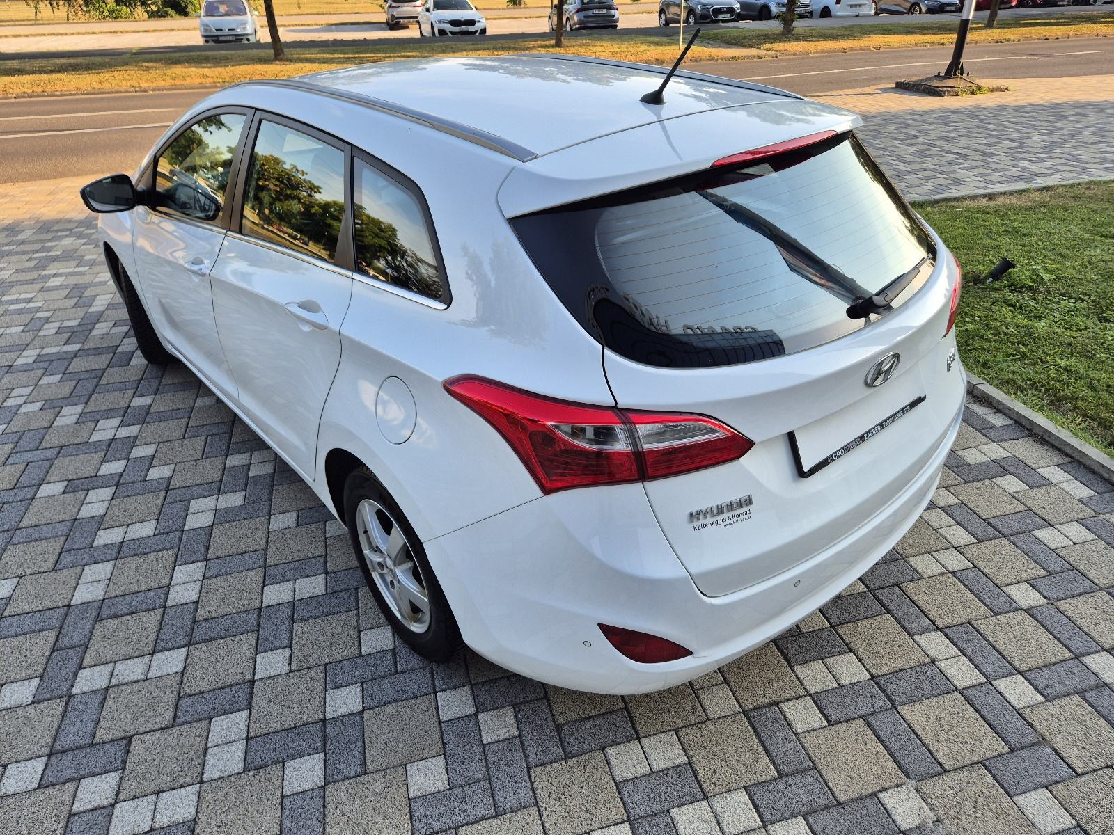 Hyundai i30 1,4 CRDi **EDITION**DIG.KLIMA**ALU**SERVISNA**REG 1 GOD**, fotografija 5