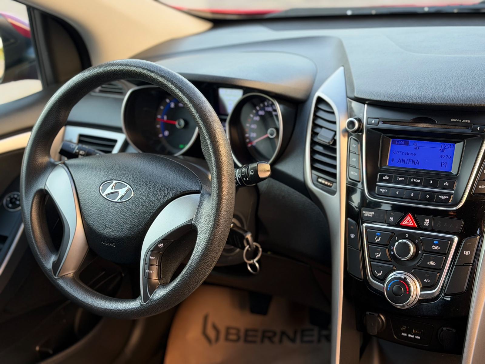HYUNDAI I30 1,4 CRDI •• KAO NOVI, FULL OPREMA •• DIGITALNA KLIMA ••, fotografija 15