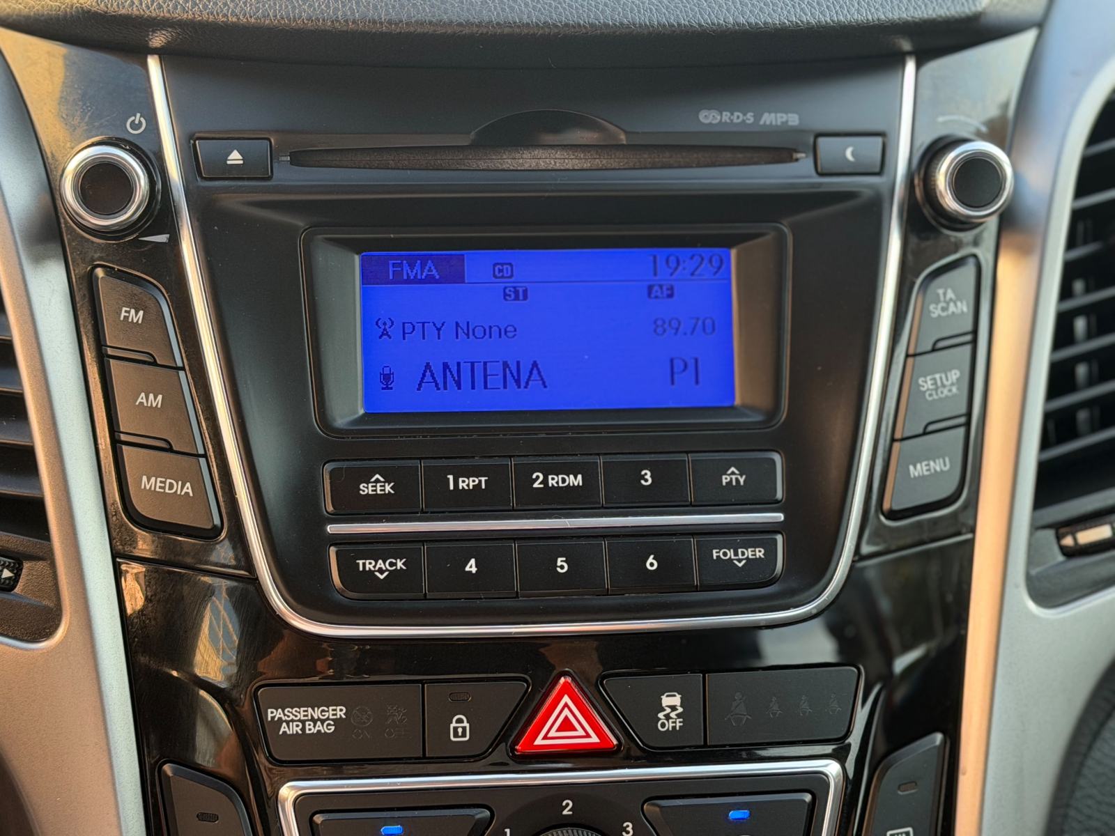 HYUNDAI I30 1,4 CRDI •• KAO NOVI, FULL OPREMA •• DIGITALNA KLIMA ••, fotografija 14