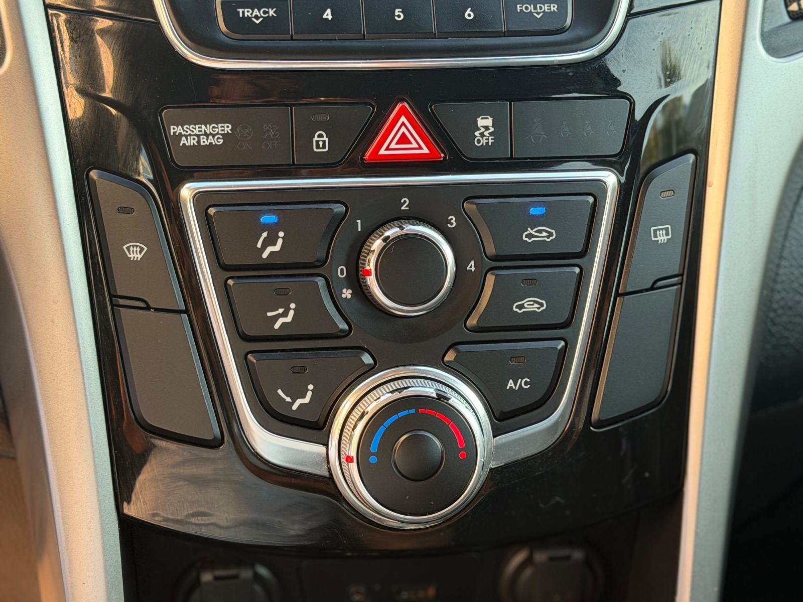 HYUNDAI I30 1,4 CRDI •• KAO NOVI, FULL OPREMA •• DIGITALNA KLIMA ••, fotografija 16