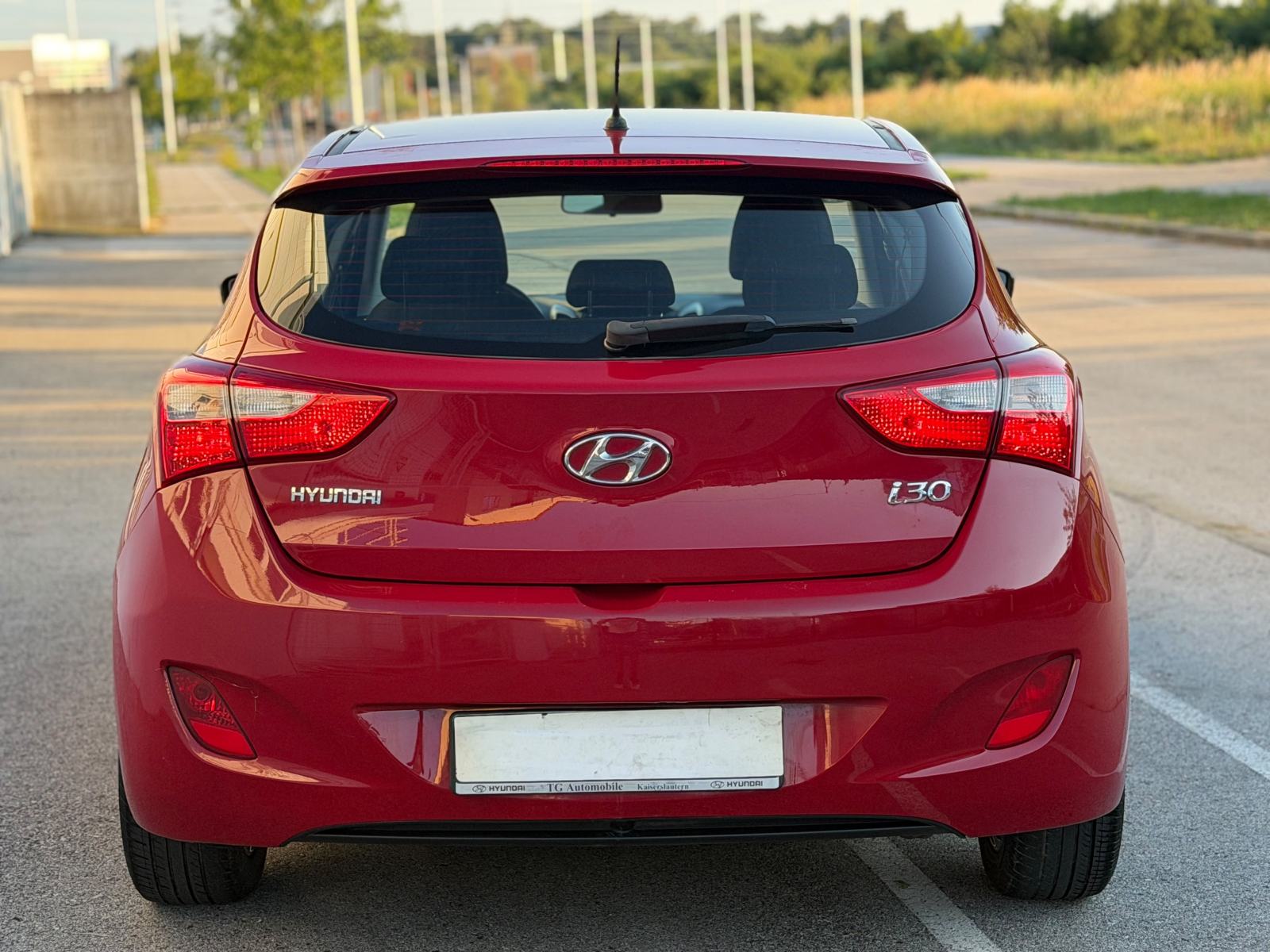 HYUNDAI I30 1,4 CRDI •• KAO NOVI, FULL OPREMA •• DIGITALNA KLIMA ••, fotografija 3