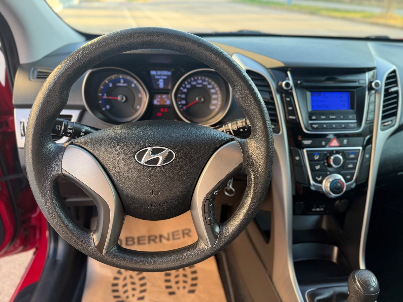 HYUNDAI I30 1,4 CRDI •• KAO NOVI, FULL OPREMA •• DIGITALNA KLIMA ••, fotografija 18