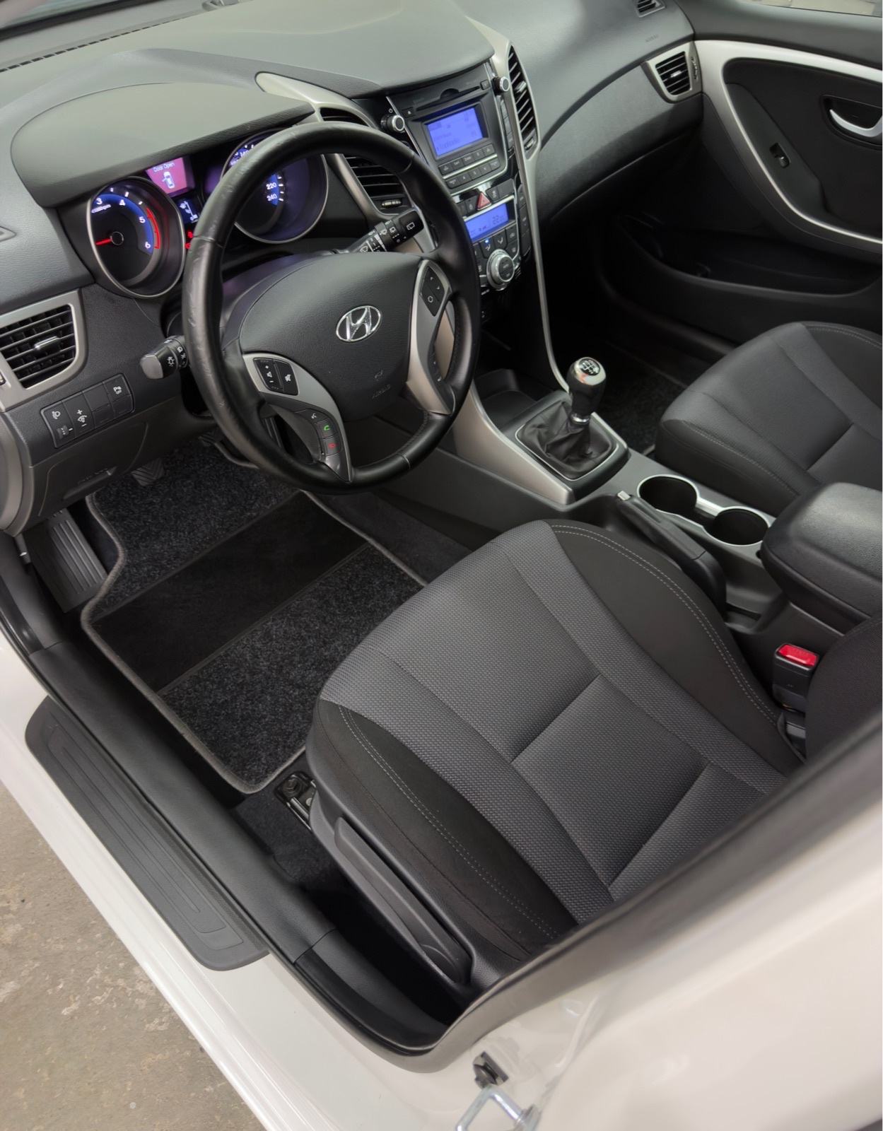 Hyundai i30 1,4 CRDi | Prvi vlasnik! | ALU | LED | PDC | Besprijekoran, fotografija 9