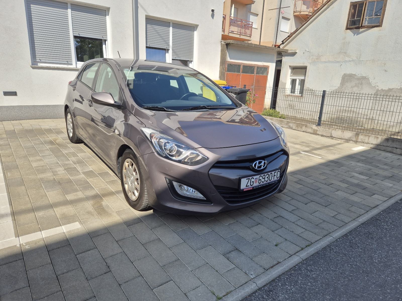 Hyundai i30 1,4 CRDi reg 02/26, veliki servis, zimske gume, 1. vlasnik, fotografija 3