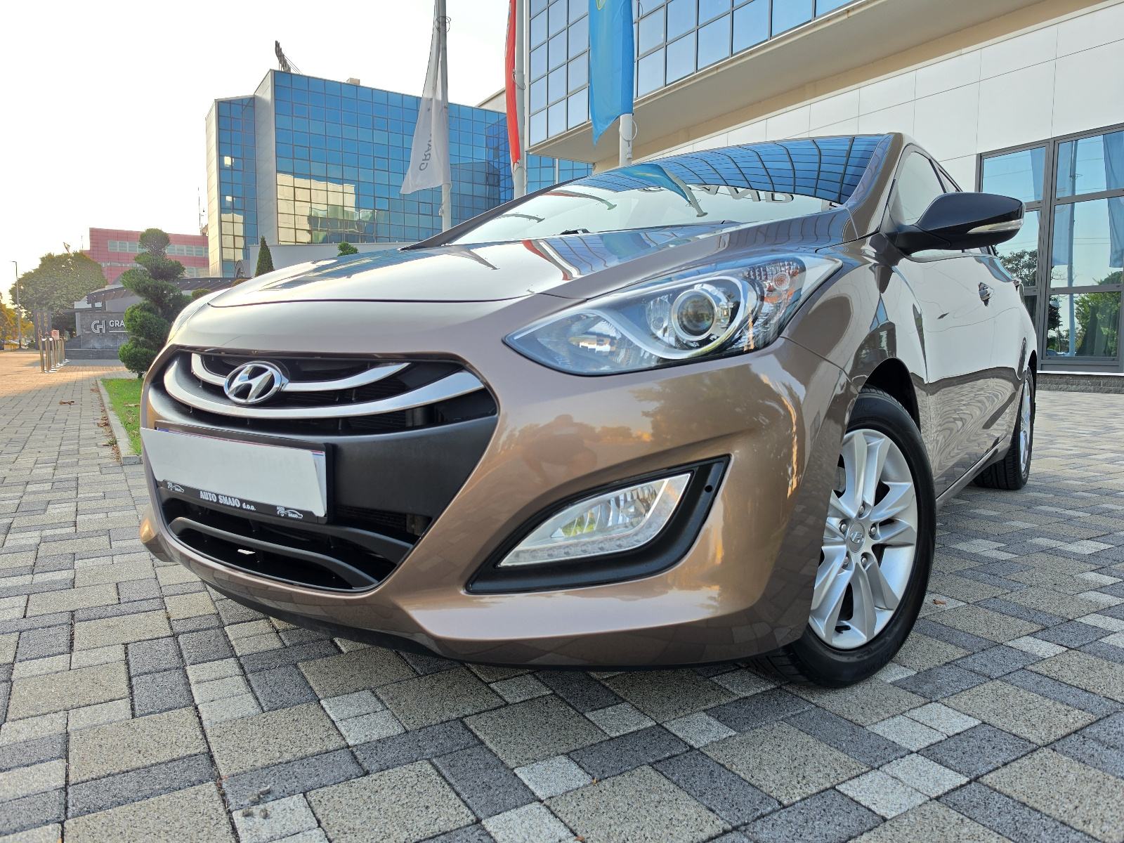 Hyundai i30 1,4 CRDi **STYLE**DIG.KLIMA**ALU**SERVISNA**REG 1 GOD**, fotografija 3