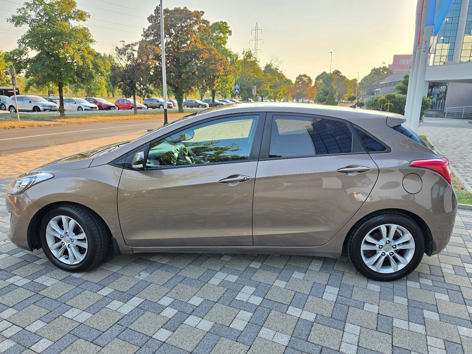 Hyundai i30 1,4 CRDi **STYLE**DIG.KLIMA**ALU**SERVISNA**REG 1 GOD**, fotografija 4