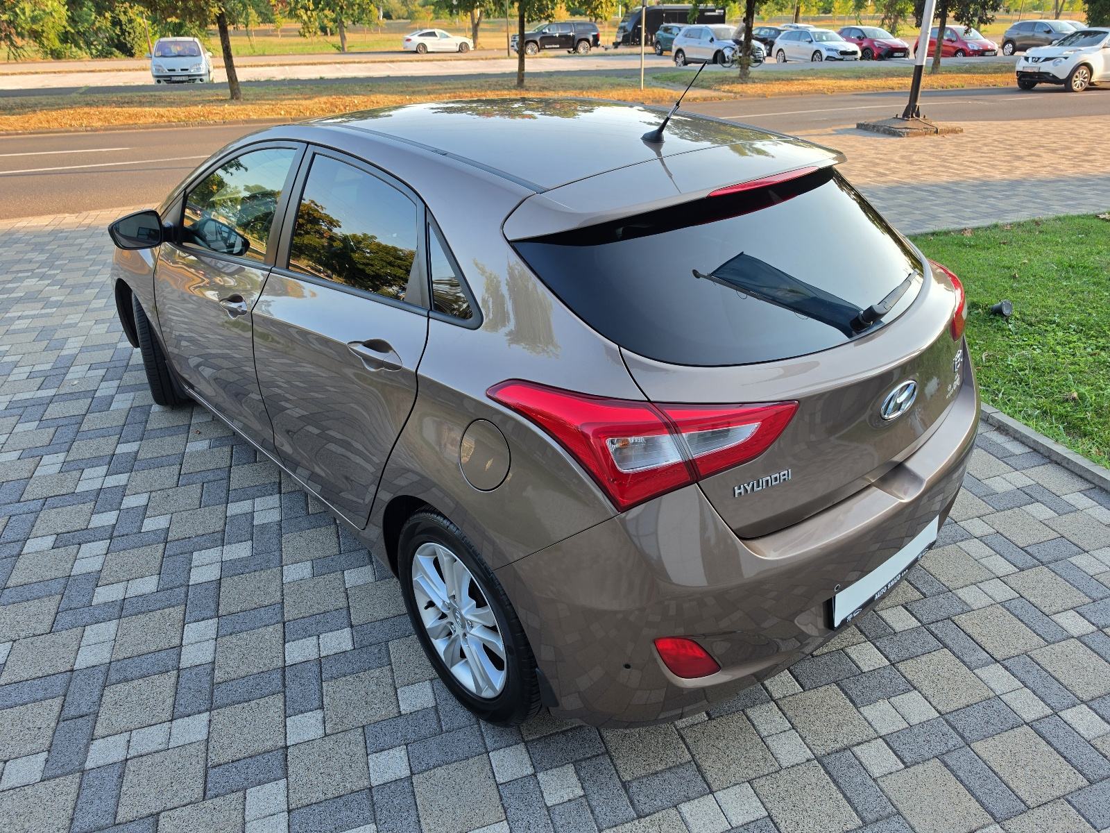Hyundai i30 1,4 CRDi **STYLE**DIG.KLIMA**ALU**SERVISNA**REG 1 GOD**, fotografija 5