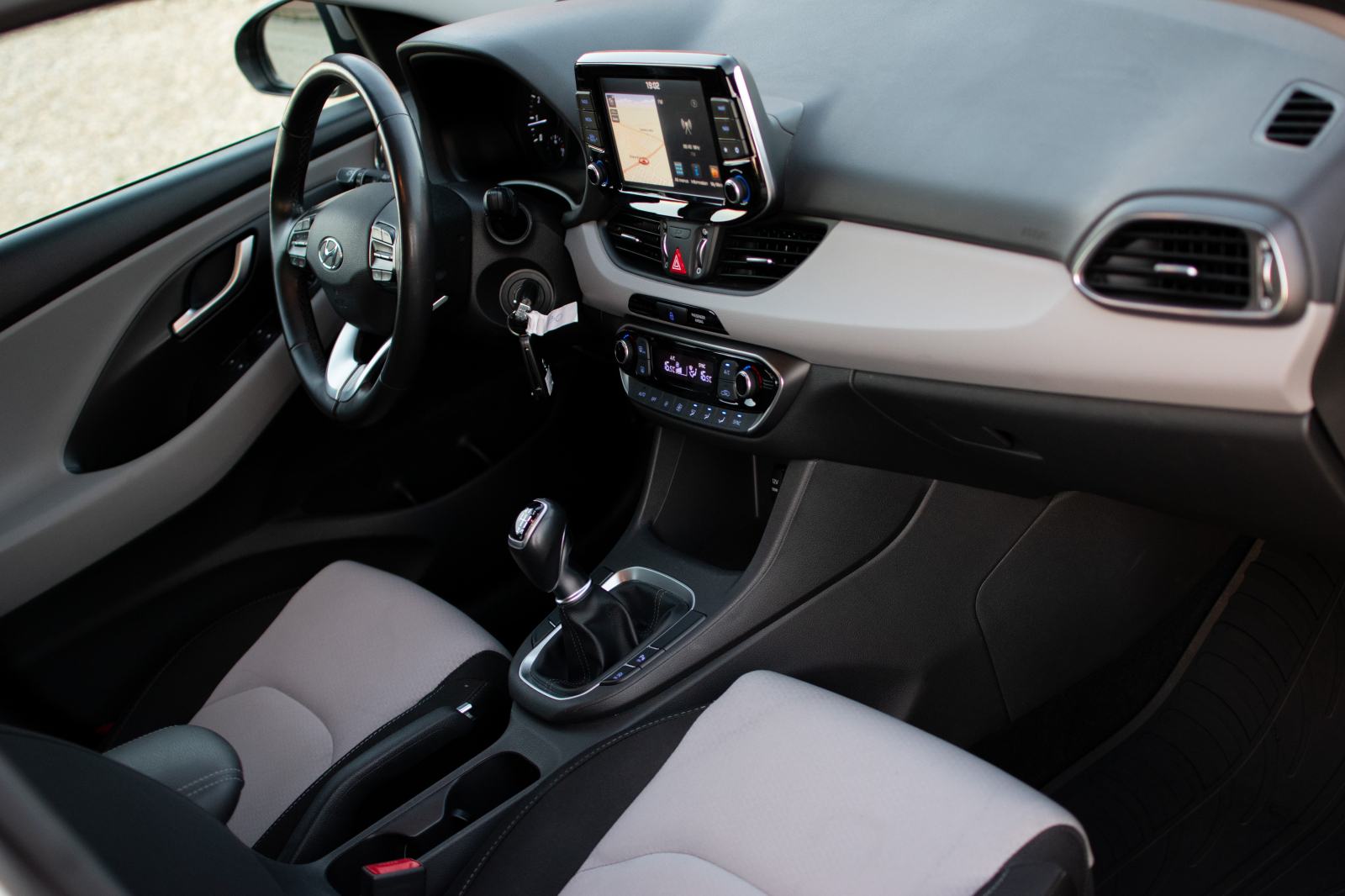 Hyundai i30 1,4 T-GDI PREMIUM SAMO 50000 KM KAO NOV!!!, fotografija 15