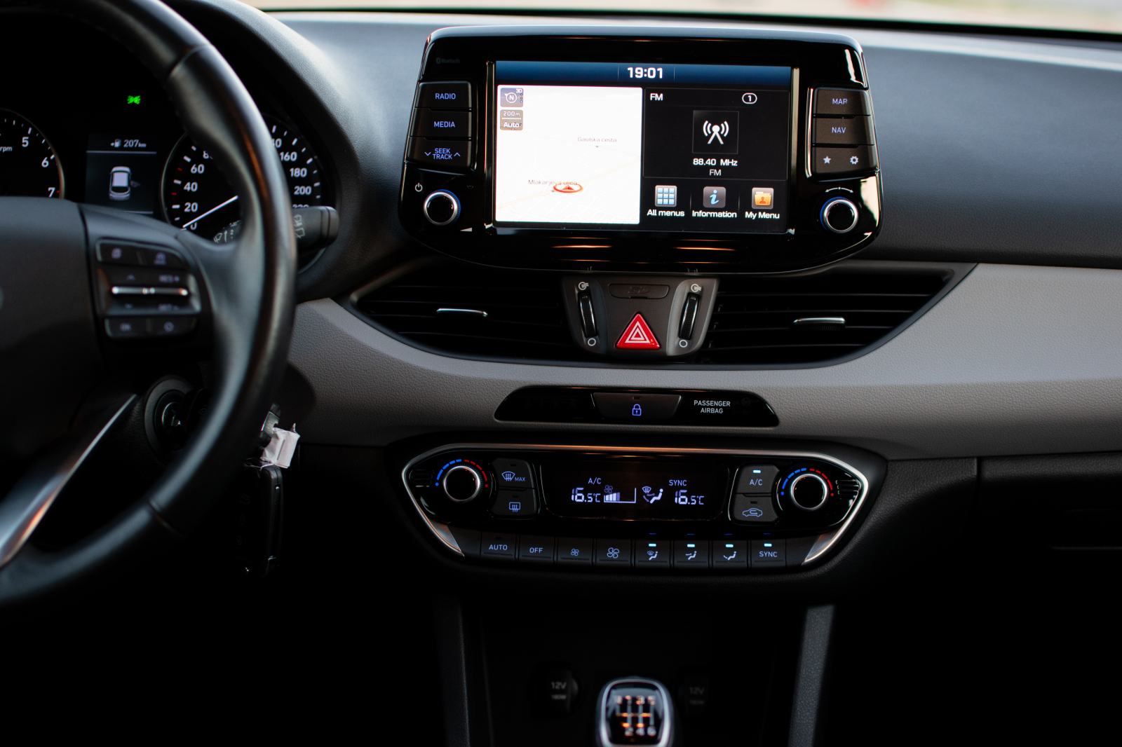 Hyundai i30 1,4 T-GDI PREMIUM SAMO 50000 KM KAO NOV!!!, fotografija 16