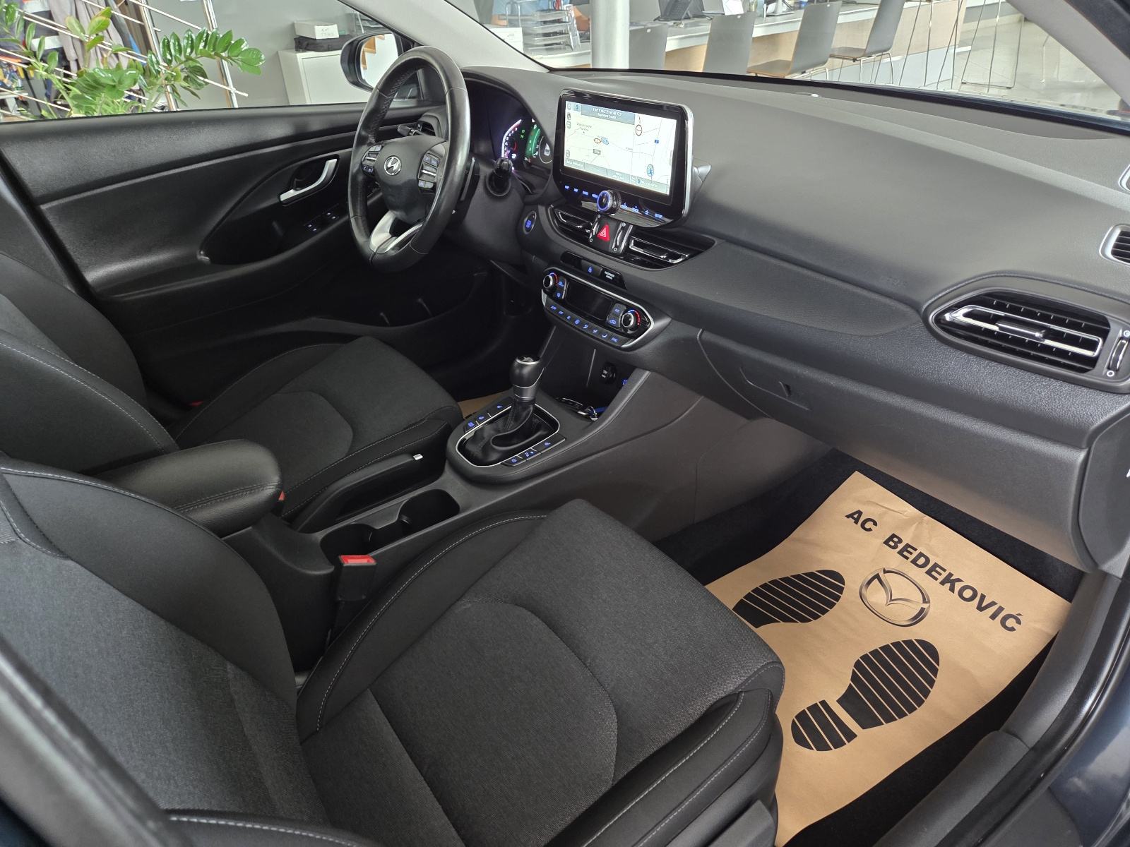 Hyundai i30 1,5 T-GDI AT NAVI KAMERA LED SERVISNA, fotografija 12