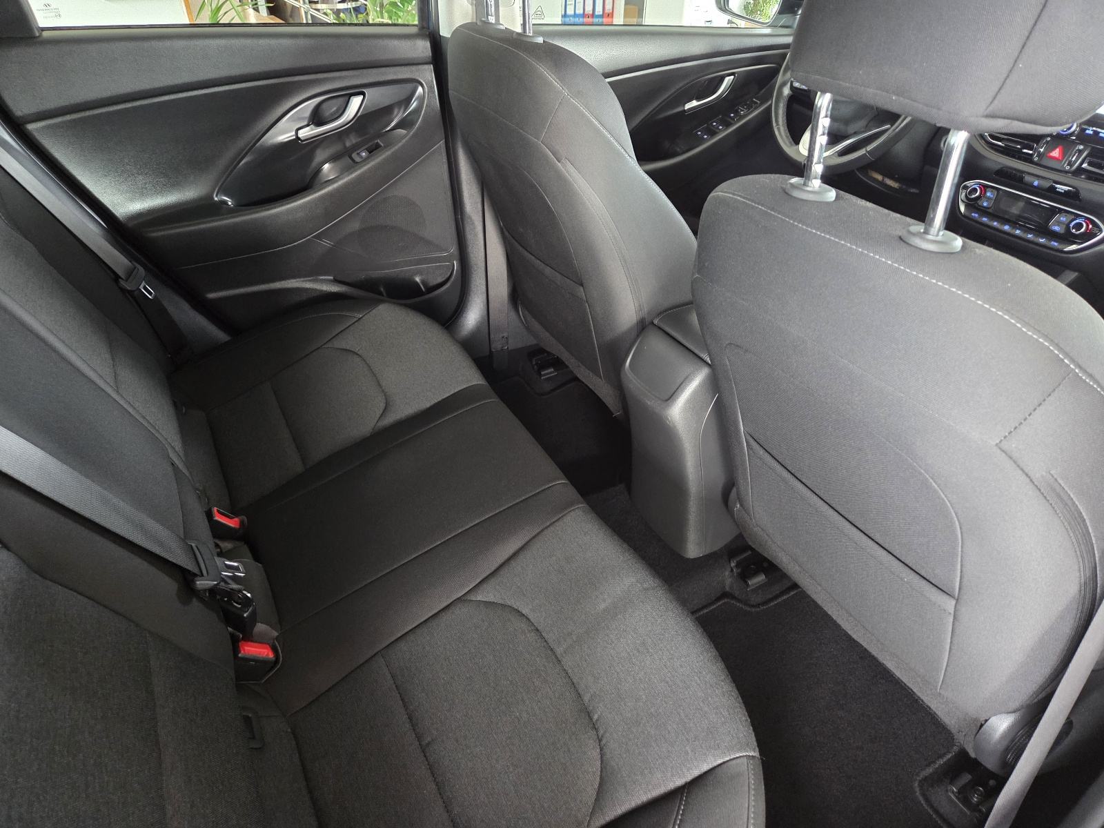 Hyundai i30 1,5 T-GDI AT NAVI KAMERA LED SERVISNA, fotografija 13