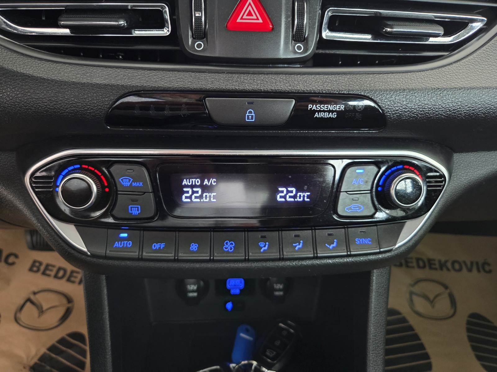 Hyundai i30 1,5 T-GDI AT NAVI KAMERA LED SERVISNA, fotografija 16