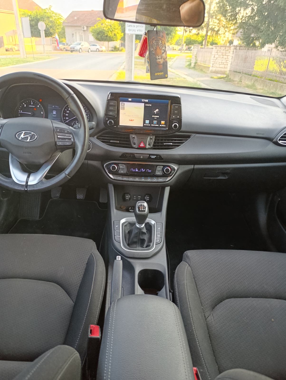 Hyundai i30 1,6 CRDi 85kw reg.1 god. u odličnom stanju, fotografija 9