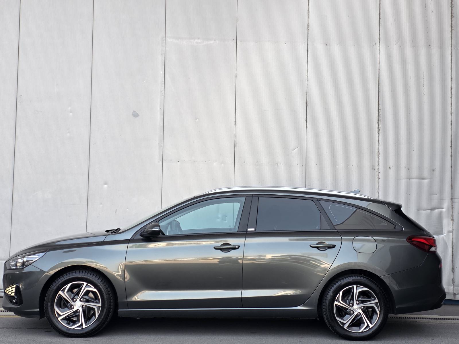 Hyundai i30 1,6 CRDI automatik,NAVI,KAMERA,LED ,1 VL,SERVISNA HYUNDAI, fotografija 5