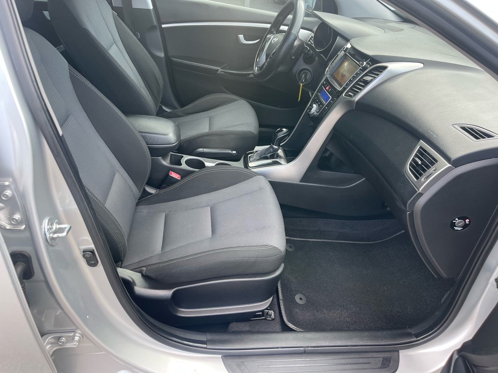 Hyundai i30 1,6 CRDi automatik !!, fotografija 17