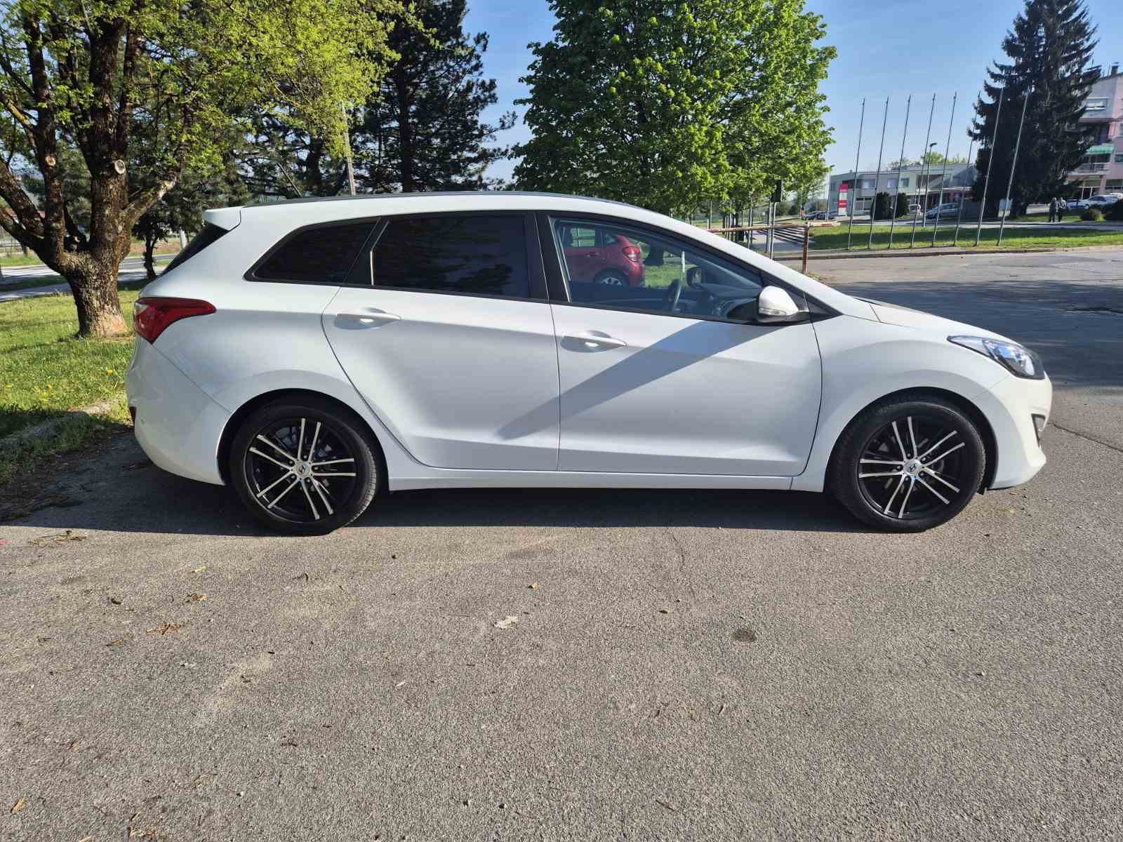 Hyundai i30 CW 1,6 CRDi NAVIGACIJA, KAMERA, fotografija 4