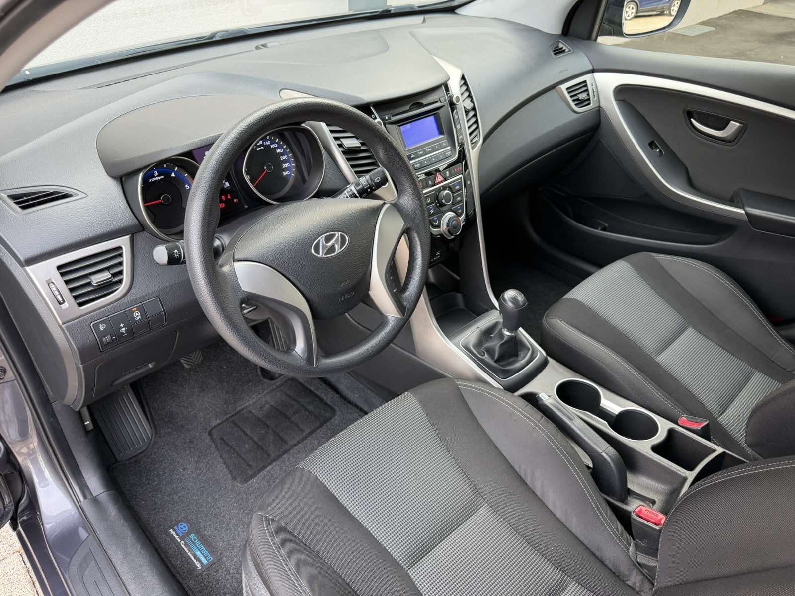 HYUNDAI i30 1,6 CRDI (KLIMA,LED,SERVISNA-160.000 km…), fotografija 12