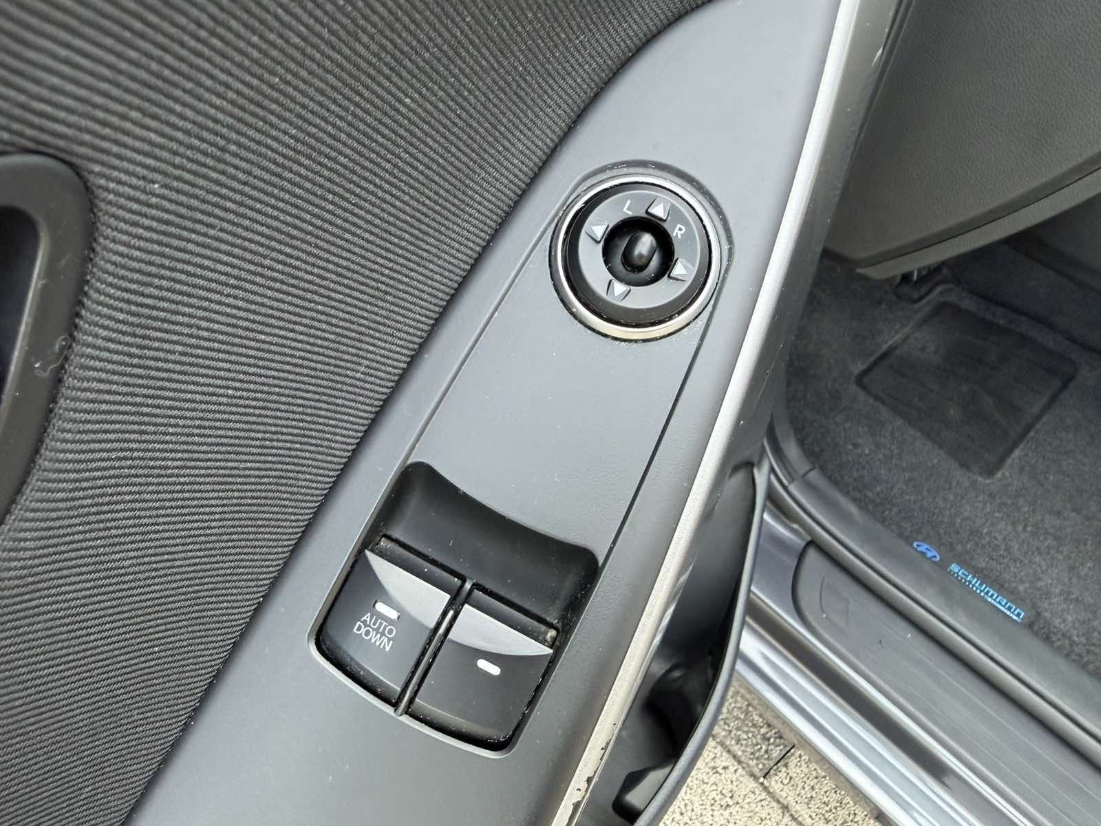 HYUNDAI i30 1,6 CRDI (KLIMA,LED,SERVISNA-160.000 km…), fotografija 14