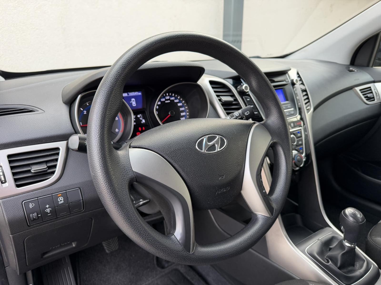 HYUNDAI i30 1,6 CRDI (KLIMA,LED,SERVISNA-160.000 km…), fotografija 15