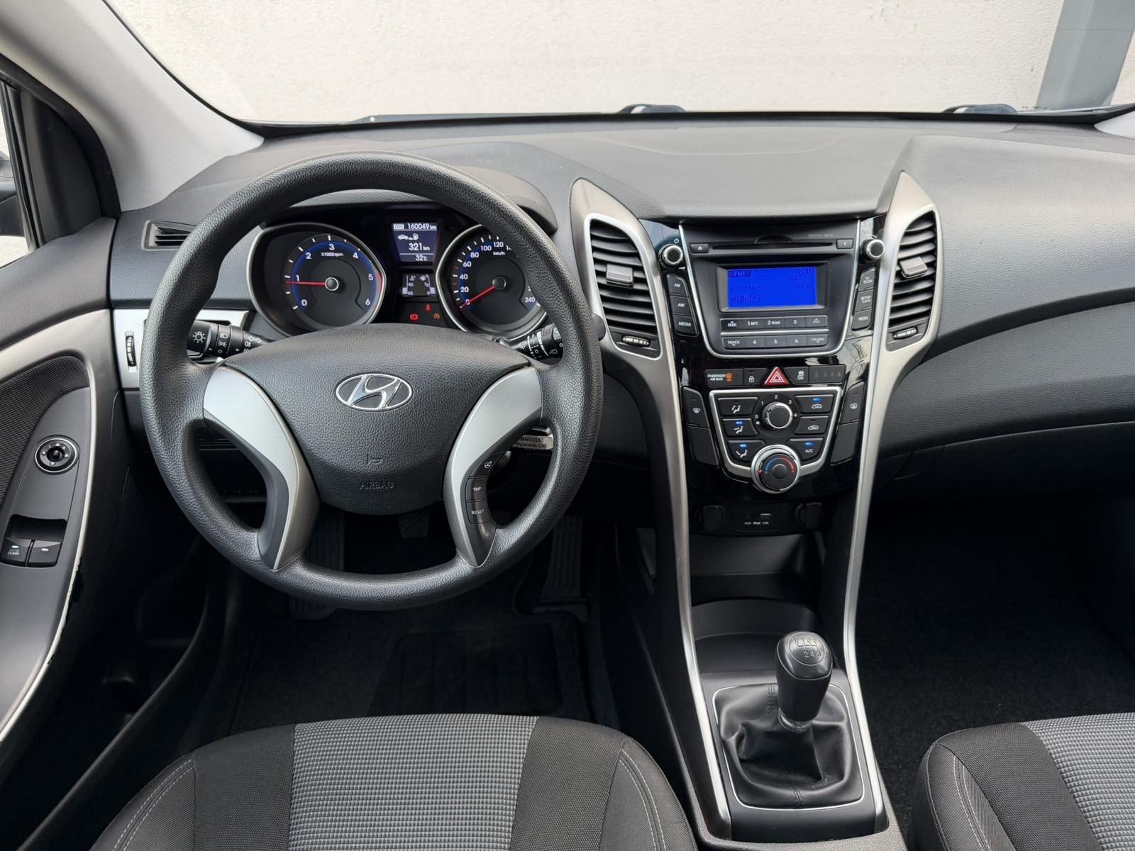 HYUNDAI i30 1,6 CRDI (KLIMA,LED,SERVISNA-160.000 km…), fotografija 17