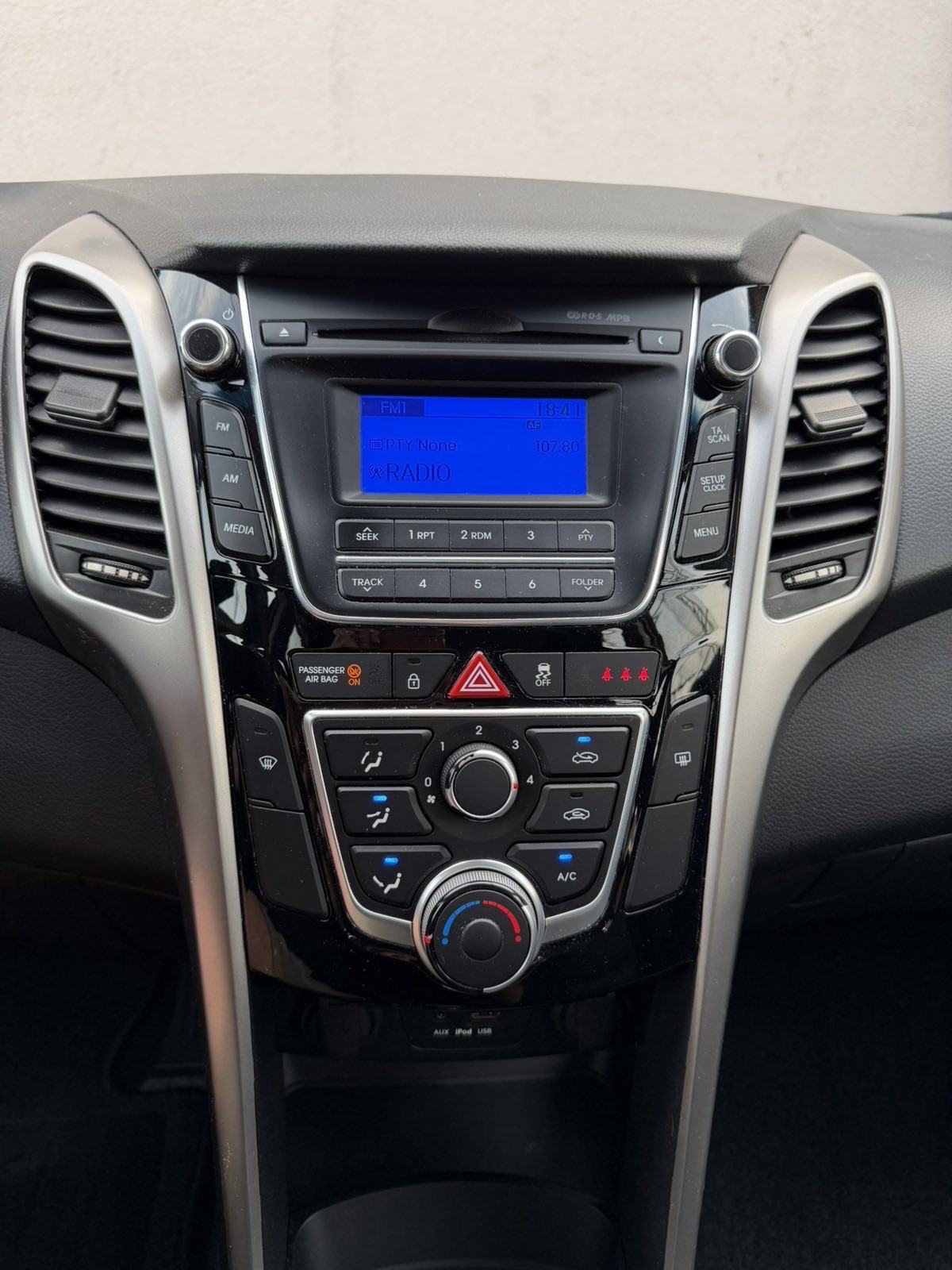 HYUNDAI i30 1,6 CRDI (KLIMA,LED,SERVISNA-160.000 km…), fotografija 18