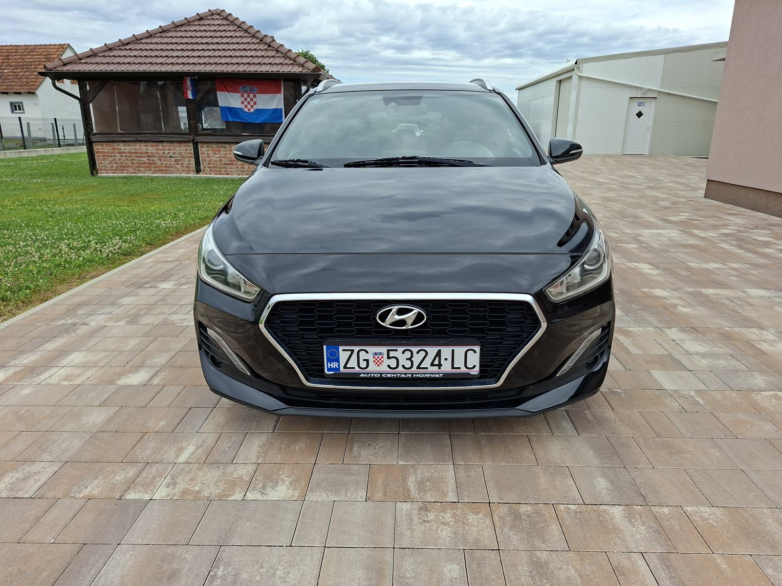 Hyundai i30 1.6 CRDi **REG-1-GOD** KLIMA NAVIGACIJA **KREDIT-KARTICE**, pogled izvana - slika 2