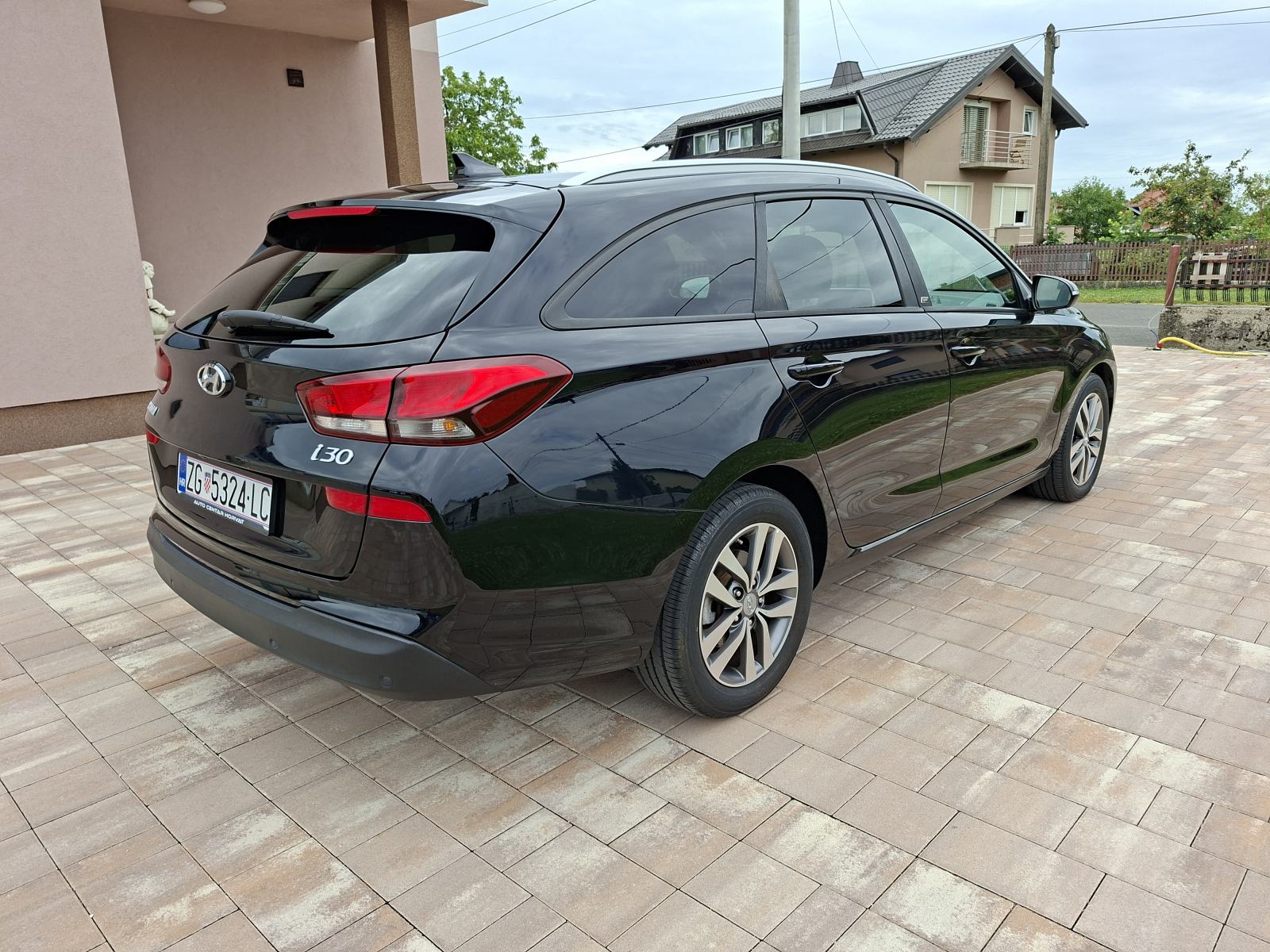 Hyundai i30 1.6 CRDi **REG-1-GOD** KLIMA NAVIGACIJA **KREDIT-KARTICE**, pogled izvana - slika 5