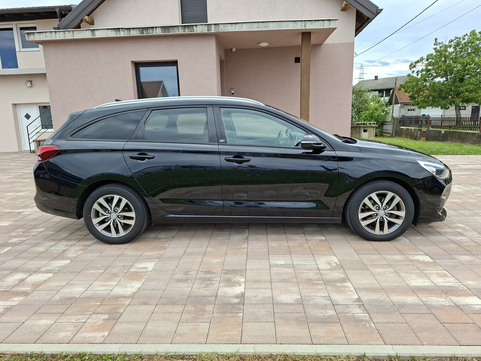 Hyundai i30 1.6 CRDi **REG-1-GOD** KLIMA NAVIGACIJA **KREDIT-KARTICE**, pogled izvana - slika 4